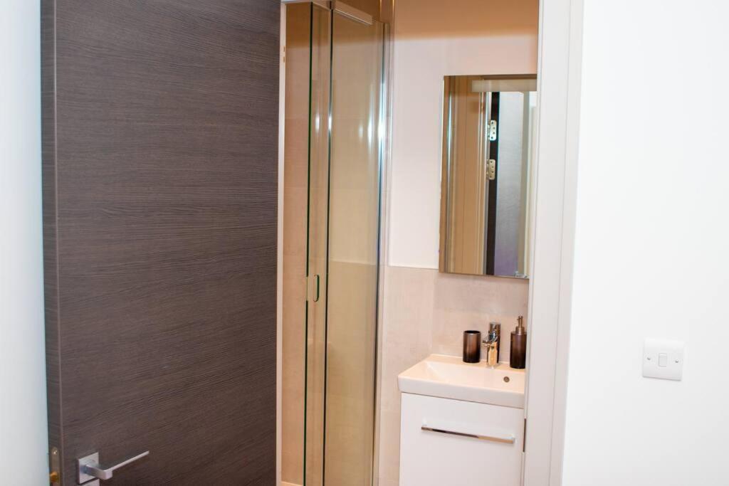 Stunning 1-Bedroom Flat In London! ภายนอก รูปภาพ